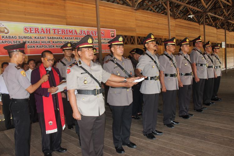 Kapolres Sekadau Gagas Rohanian Sumpah Jabatan Kasat dan Polsek Rohaniawan Sumpah 3 Kasat dan 4 Kapolsek di Sekadau. (12/4/2017).