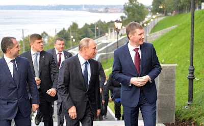 Vladimir Putin toured the embankment of the Kama River and reviewed plans for the modernization of the urban space. Vladimir Putin toured the embankment of the Kama River and reviewed plans for the modernisation of the urban space.