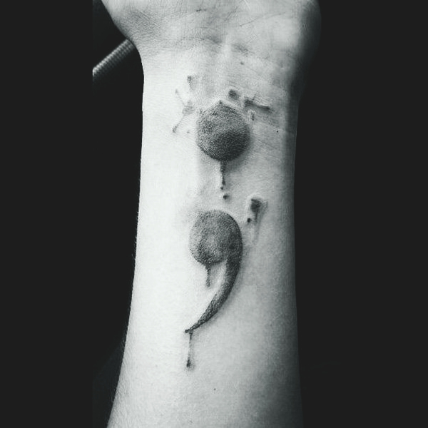 Tatuagens de ponto e virgula Tatuagens de ponto e virgula
