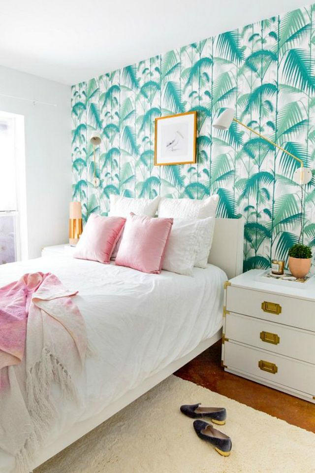 Dormitorio con papel pintado con motivos tropicales en verde