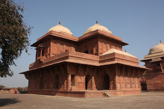 This monument is now located in Narnaul, Mahendergarh district of Haryana. It was built in 1571 by Ray-i-Rayan Mukund Das, the Diwan of Narnaul in Fatehpur sikri. It is a two storied structure.