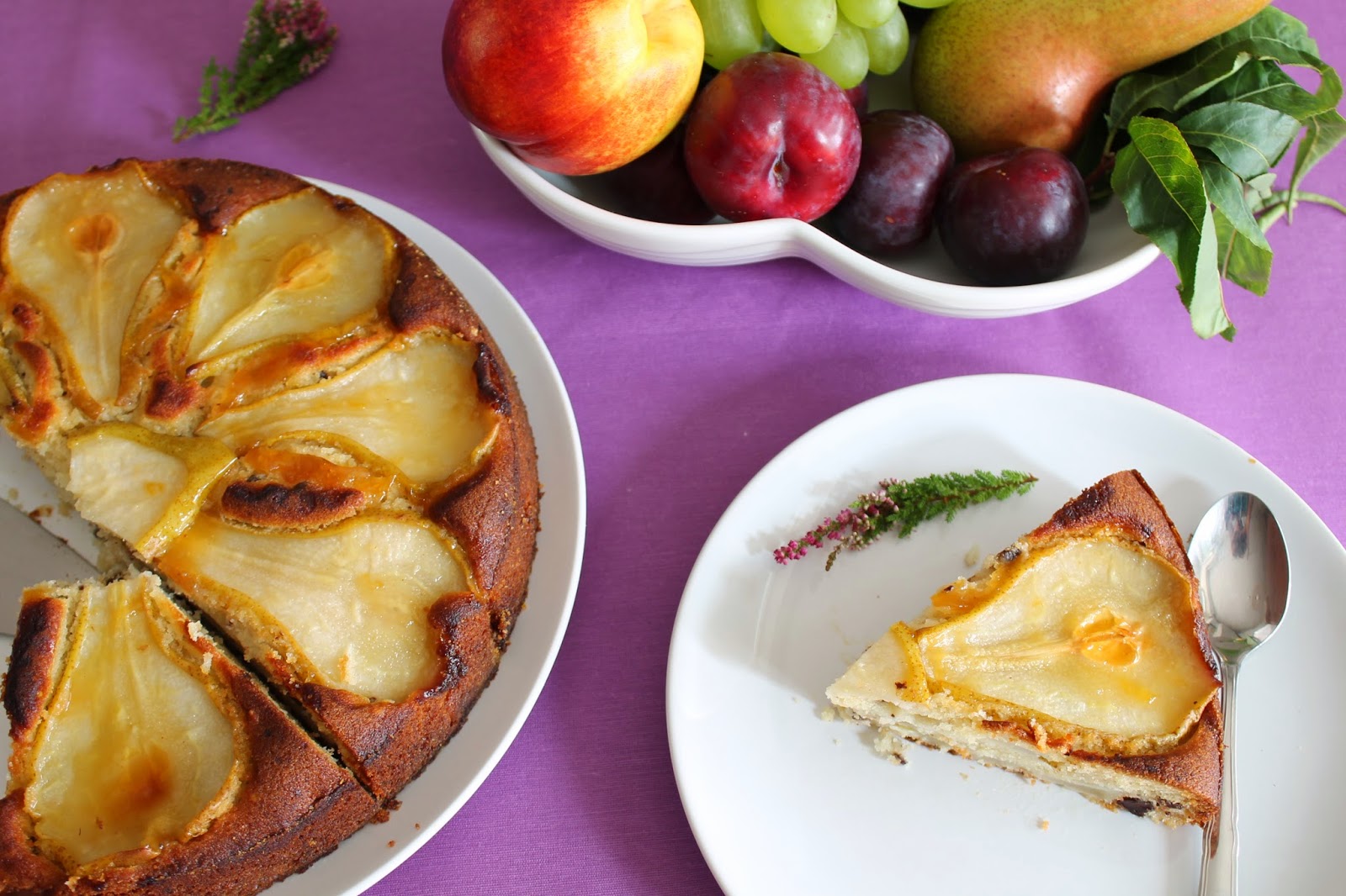 Пироги с грушей простой рецепт. Баварский грушевый пирог. Пирог с грушей. Шарлотка с яблоками и грушами. Пирог из груш.