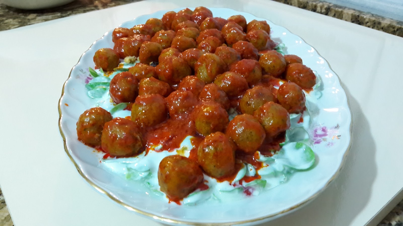 Yoğurtlu Semizotu Yatağında Bulgur Köftesi Videosu Yoğurtlu Semizotu Yatağında Bulgur Köftesi Videosu