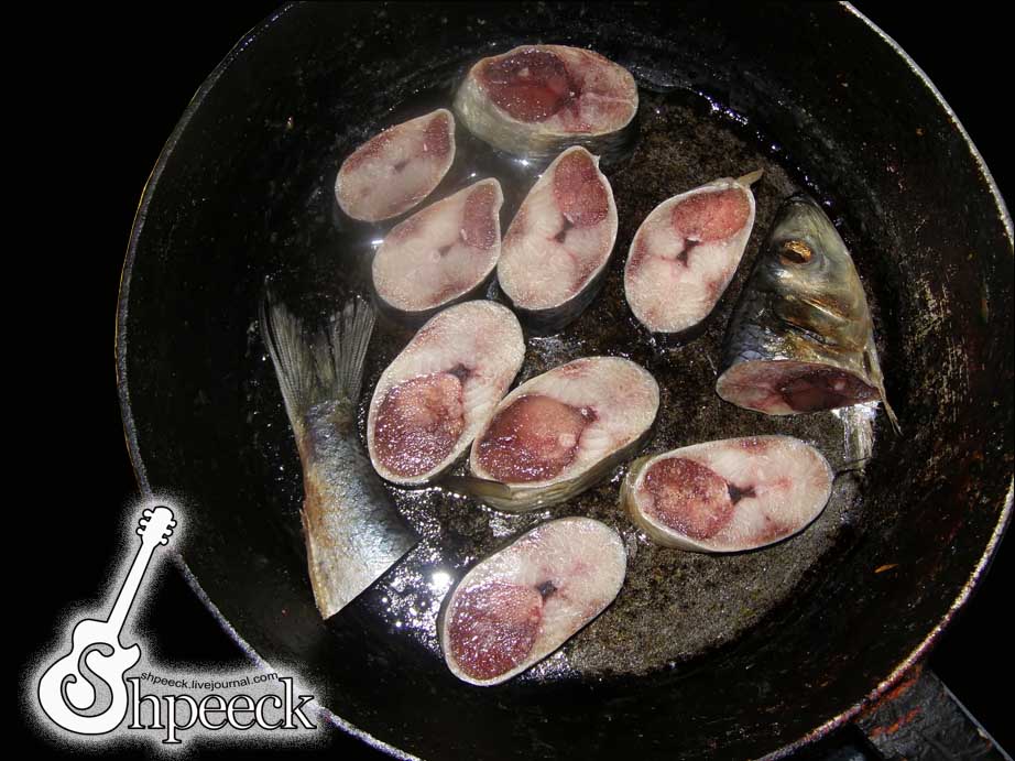 вкусно приготовленная селедка. скумбрия. сельдь на сковороде. жарят ли сельдь. жареная соленая селедка.