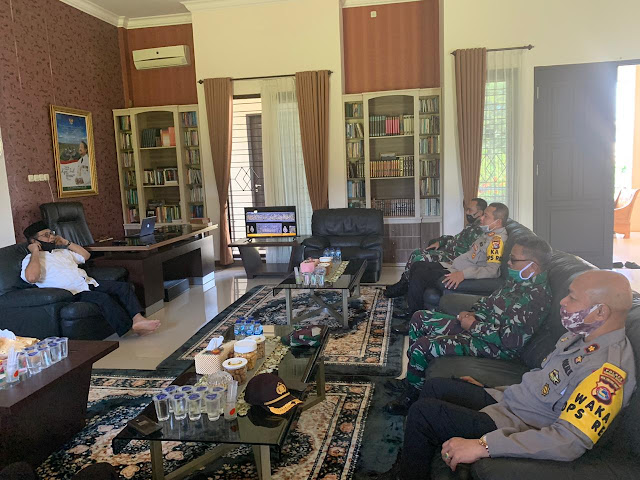 Herman Suriyono dan Eddy Oswaronto Silaturahmi ke Pondok Pesantren di Taliwang Herman Suriyono dan Eddy Oswaronto Silaturahmi ke Pondok Pesantren di Taliwang