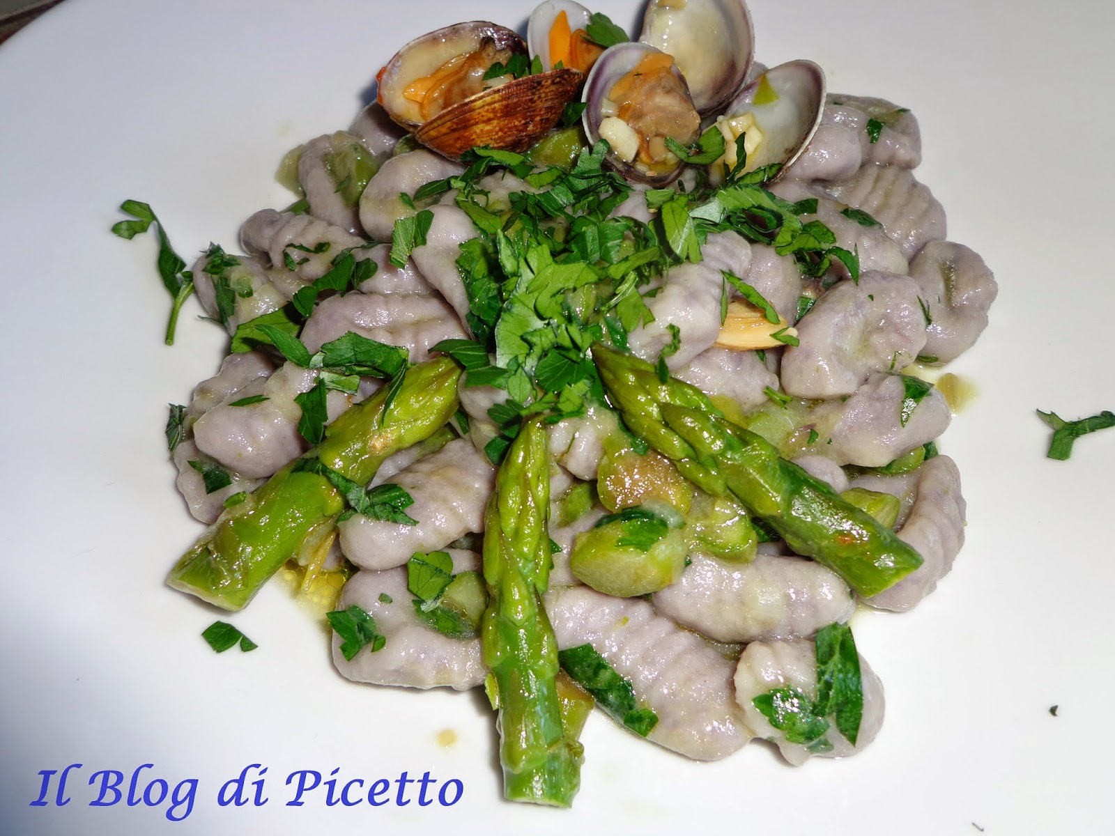 gnocchi di patate violette conditi con asparagi e vongole veraci