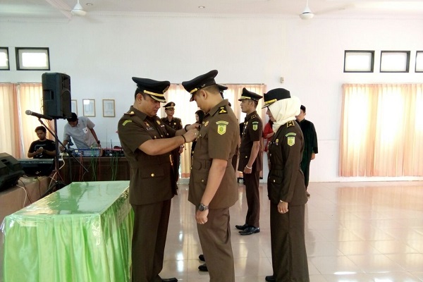 Pindah Tugas Kejari Sekadau Resmi lantik Dua Pejabat Tinggi Pindah Tugas Kejari Sekadau Resmi lantik Dua Pejabat Tinggi