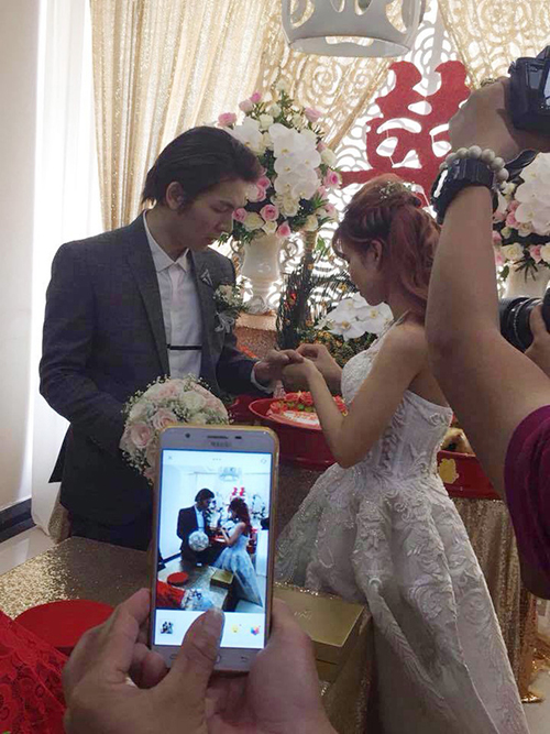 Khoảnh khắc trao nhẫn cưới của Kelvin Khánh và Khởi My Khoanh khac trao nhan cuoi cua Kelvin Khanh va Khoi My