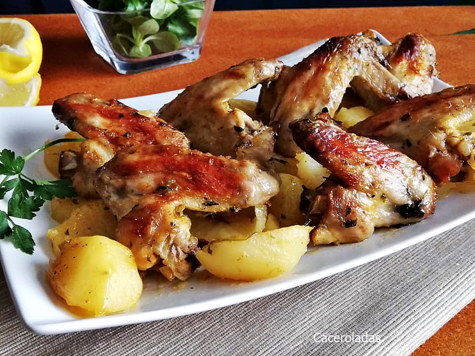 Alitas de pollo al horno con patatas | Caceroladas