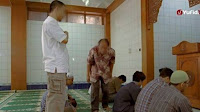 Lewat didepan orang yang sedang sholat Lewat didepan orang yang sedang sholat