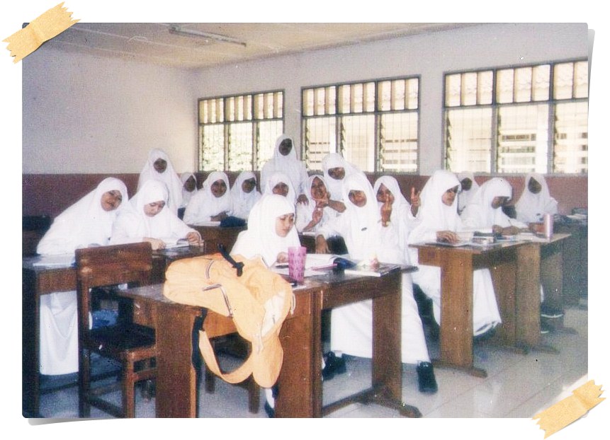 ! ♥ smile and share ♥ ♫ ♪ !: Kisah Artis (ahahaa) di Pesantren Putri