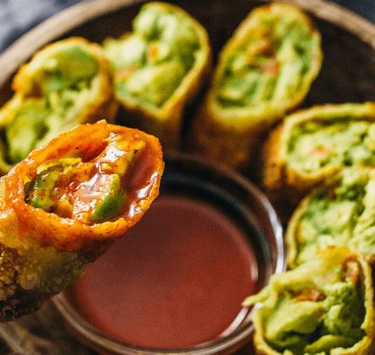 AVOCADO EGG ROLLS WITH SWEET CHILI SAUCE #EggRolls #Vegetarian AVOCADO EGG ROLLS WITH SWEET CHILI SAUCE #EggRolls #Vegetarian