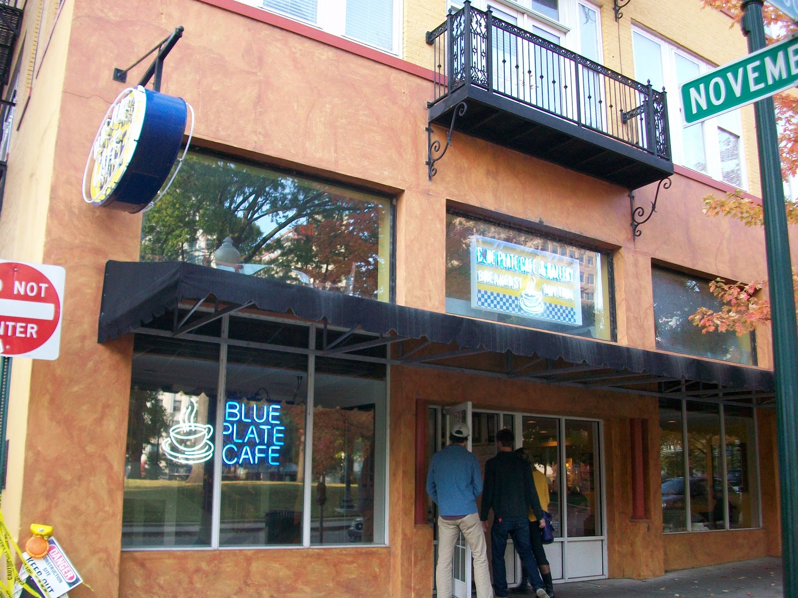 Travels of a Commoner A commoner reviews Blue Plate Café, Memphis, Tenn.