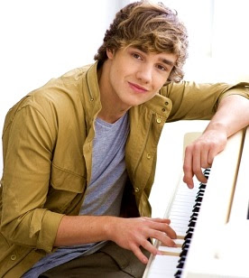 Liam Payne Foto de Liam Payne junto a un piano