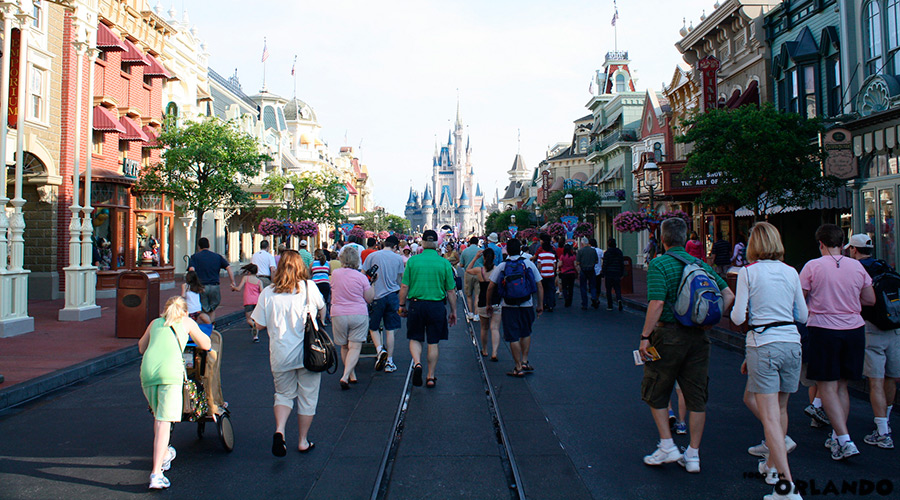 Multidão entrando na Main Street USA, no Magic Kingdom, em Orlando