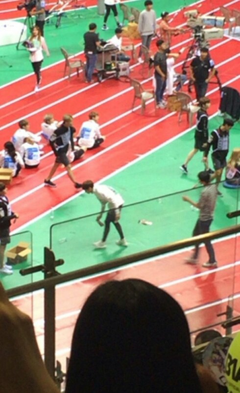 Jungkook punguti sampah pada acara Idol Star Athletics Championships 2016 / blog.kpopchart.net
