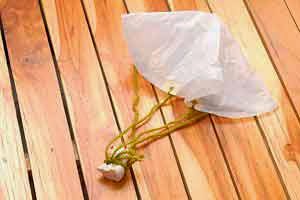 Paracaídas con bolsa plástica