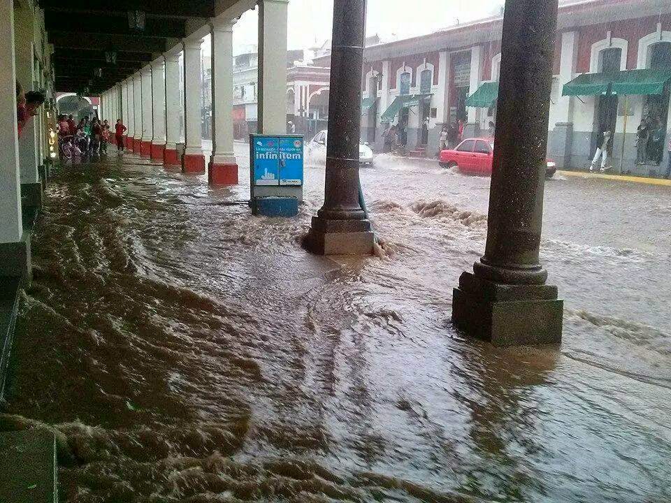 Tromba inunda a Ciudad Guzmán Jal.