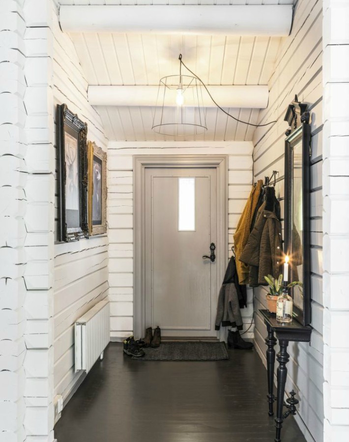 Una cabaña con contrastes en los bosques suecos