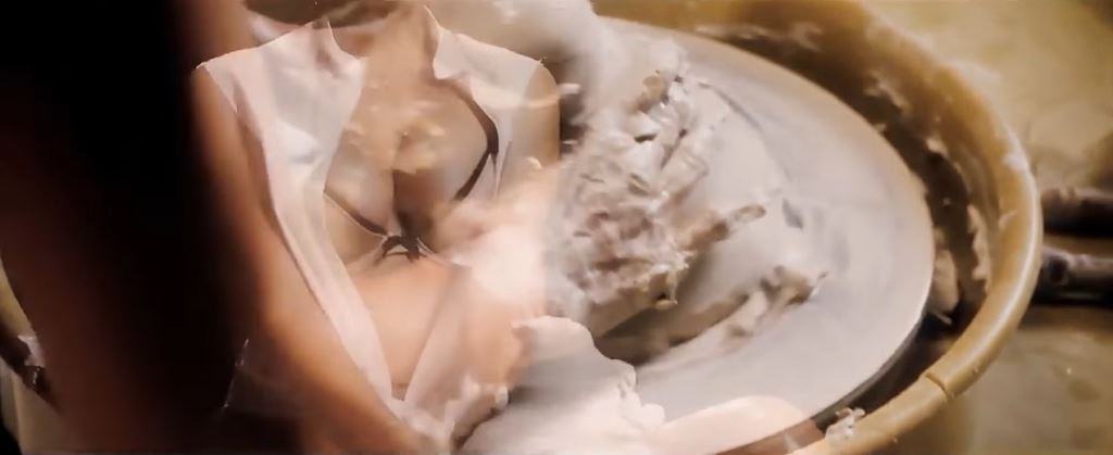 Irina Shayk, incinta nella pubblicità con scena in stile Ghost, il film - Calendario natalizio e nuova collezione intimo
