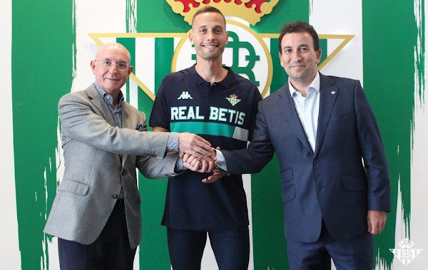 Oficial: El Betis firma a Sergio Canales hasta 2022