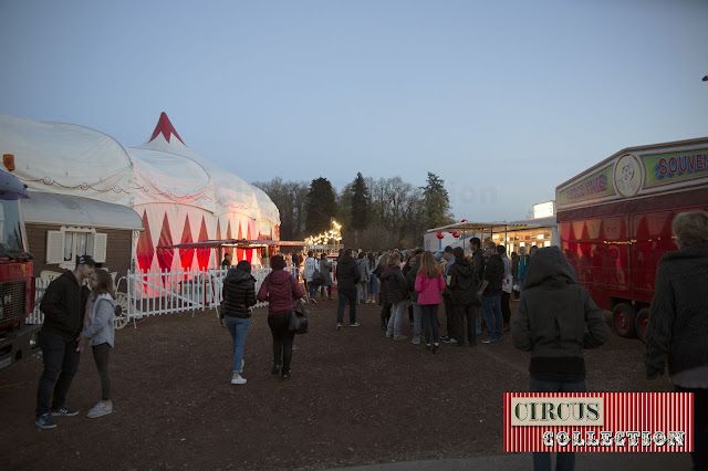 la foule à l'entrée du cirque