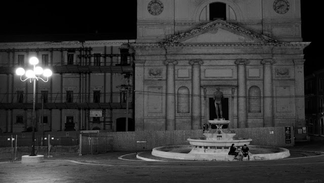 Street photography di notte per le strade di L'Aquila