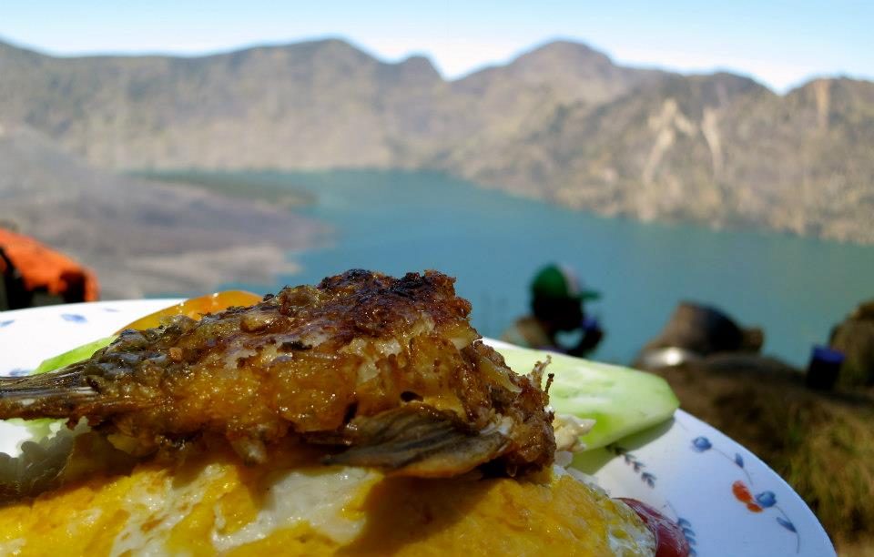 Makan Siang Plawangan Senaru 2641 meter Gunung Rinjani Makan Siang Plawangan Senaru 2641 meter Gunung Rinjani