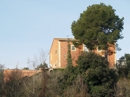 La masia de Santa Bàrbara del Llor, des del Torrent de Can Totossaus La masia de Santa Bàrbara del Llor, des del Torrent de Can Totossaus
