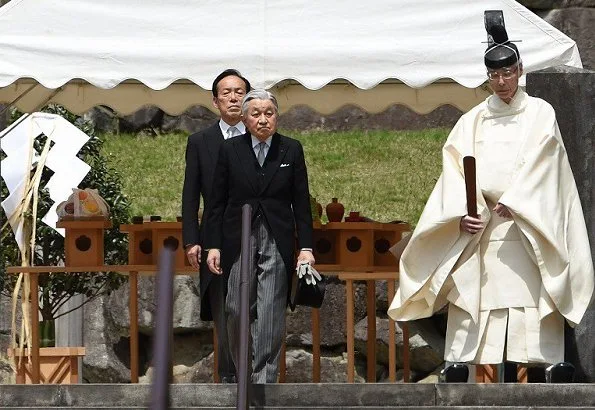 Emperor Akihito and Empress Michiko visited the tomb of Emperor Hirohito. Crown Prince Naruhito and Crown Princess Masako