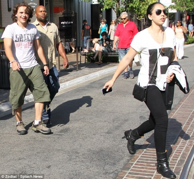 Blanket Jackson Forever Prince y su novia Remi dan un paseo en el