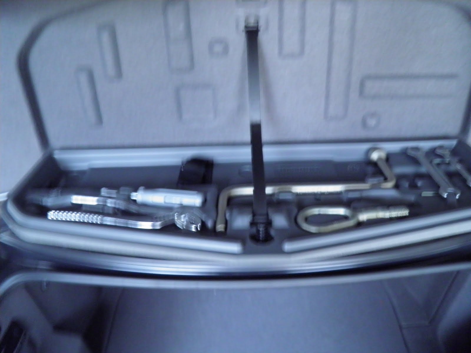 Bmw e39 trunk tool kit #4
