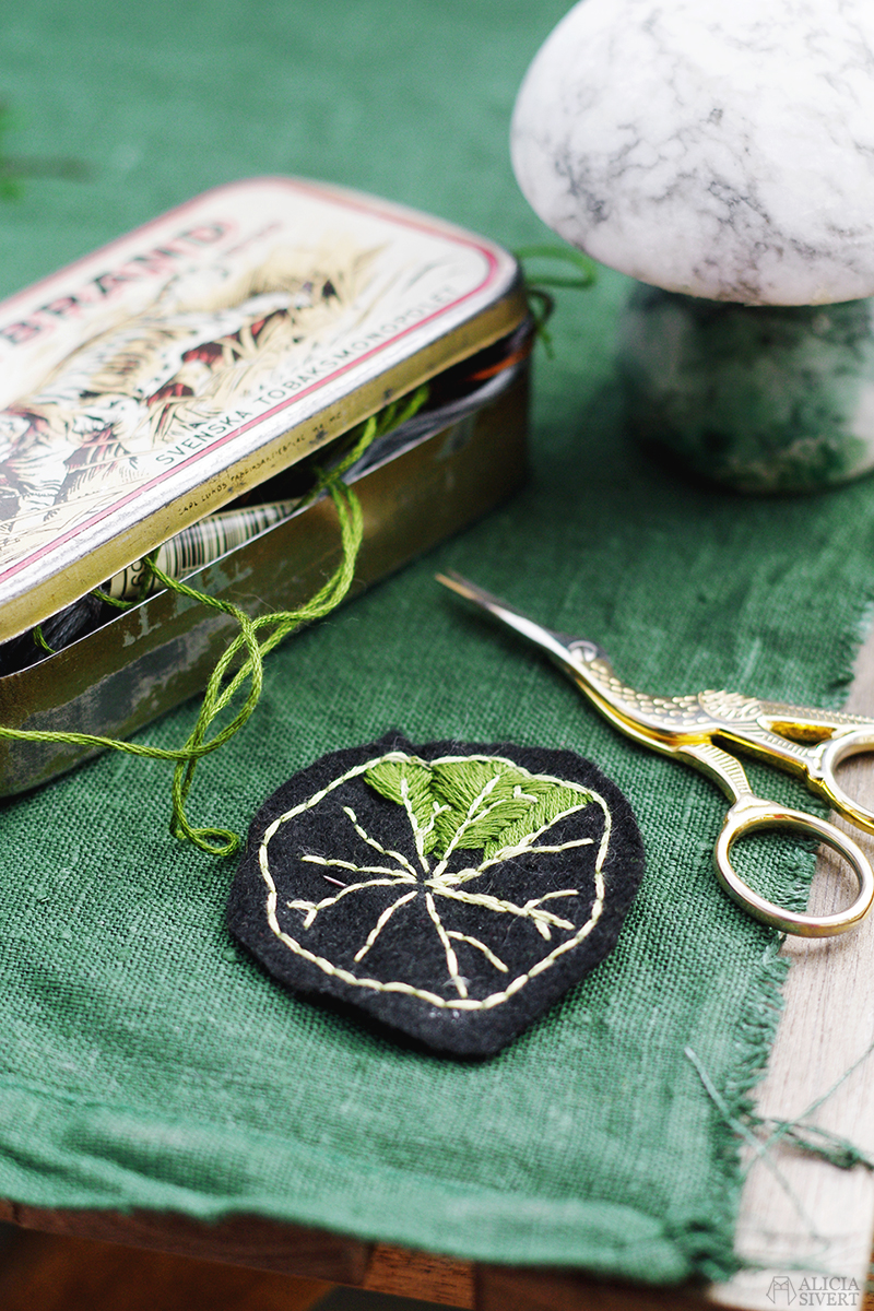 Broderad bladbrosch av Alicia Sivertsson. Embroidered leaf brooch by Alicia Sivertsson. bladbrosch broderi brosch blad växtgäris brodera växter skapa skapande kreativitet hantverk textil textilkonst pin pins badge brosch broscher brooch brooches