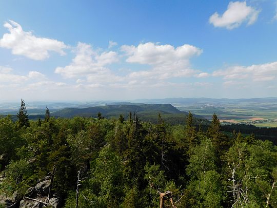 Widok na Broumowskie Ściany (czes. Broumovské stěny, niem. Falkengebirge). Widok na Broumowskie Ściany (czes. Broumovské stěny, niem. Falkengebirge).