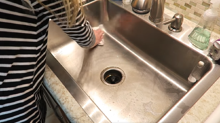 Cleaning kitchen sink