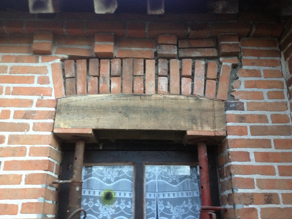 L'Ardrelle linteau de porte d'entrée façade