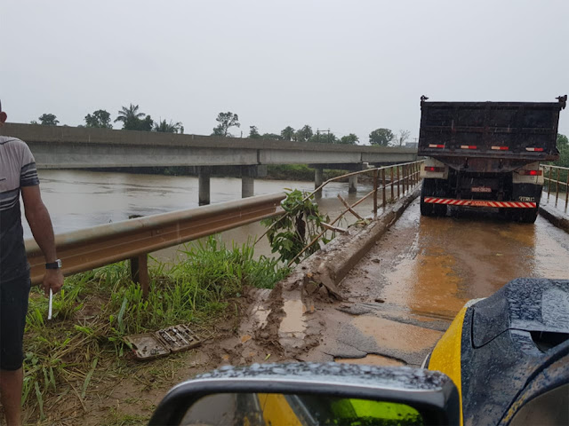 Motorista colide caminhão em cerca de proteção de ponte ao desviar de buraco Motorista colide caminhão em cerca de proteção de ponte ao desviar de buraco