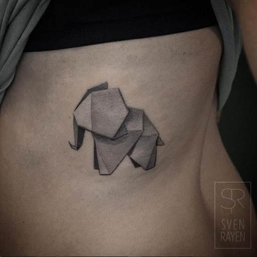 Um origami elefante é retratada em preto e cinza, tinta essa tatuagem.