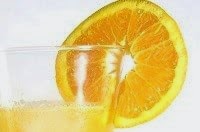 Bicchiere di spremuta con fettina d'arancia