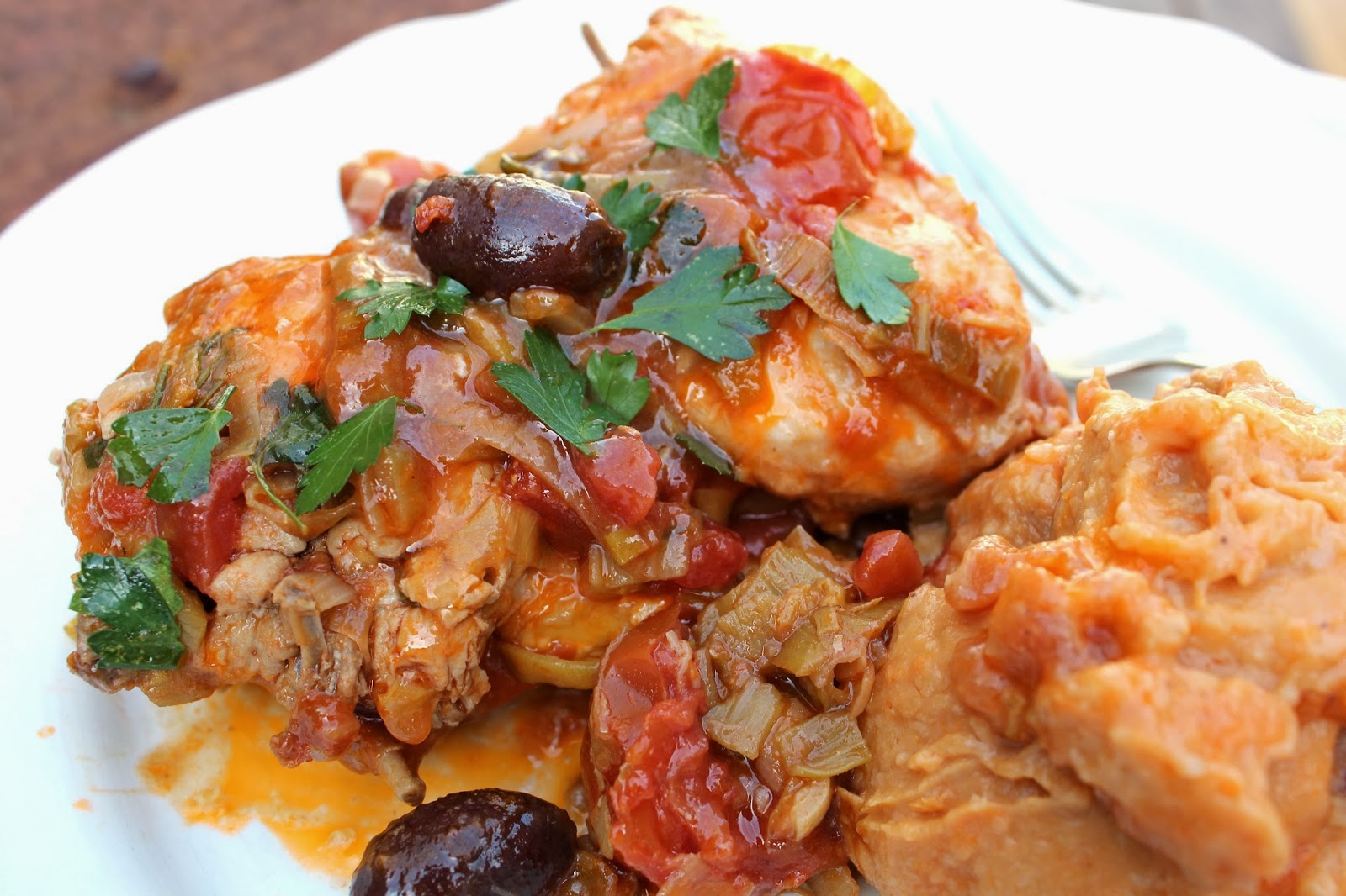 Healthy Chicken with Leeks Tomatoes and Olives | Desire Empire
