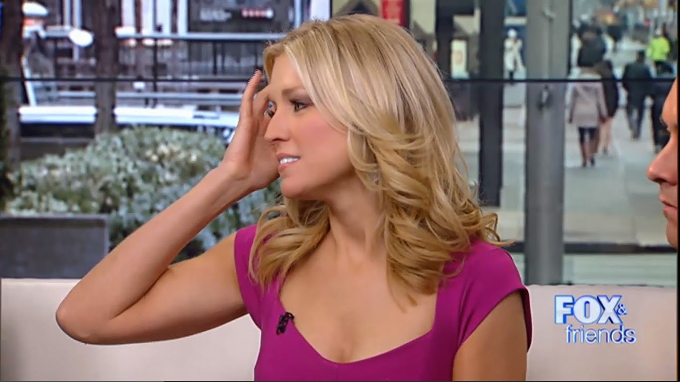 Ainsley earhardt clevage