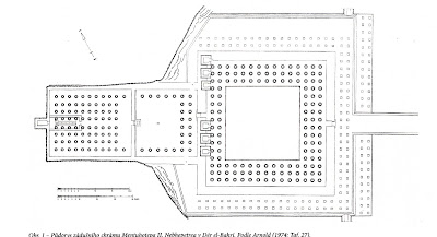 Druhé poschodí chrámu Mentuhotepa II. v Deir el-Bahrí/publikováno z pes.ff.cuni.cz/pdf/pes4_vlckova.pdf