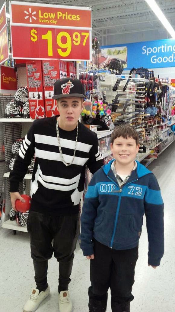 Justin Bieber posó con Hijo del hombre canadiense, pero no antes de que