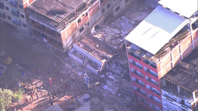 Desabamento atinge dois prédios na comunidade da Muzema, na Zona Oeste do Rio — Foto: Reprodução/ TV Globo
