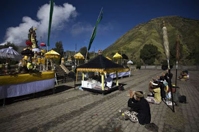 Upacara Adat Kasada di Gunung Bromo Upacara Adat Kasada di Gunung Bromo