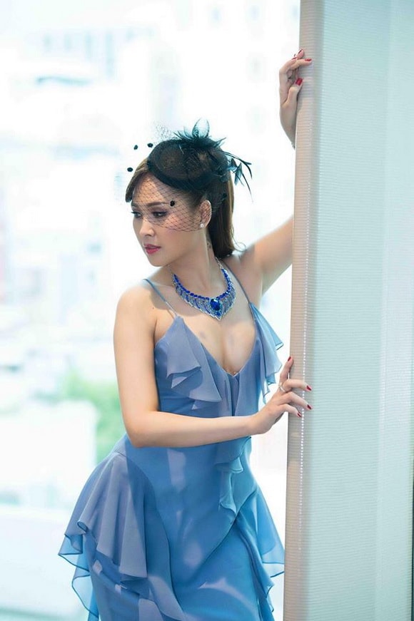 'Gái nhảy' Minh Thư diện váy xanh tiên cá khoe vẻ đẹp gợi cảm tuổi 42 -9