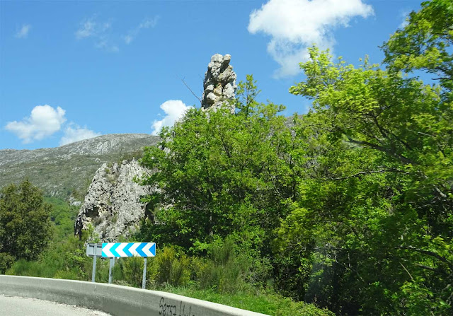 Route de Coursegoules, in der Kurve,  spitzer Kalkfelsen, Berge, Nizza