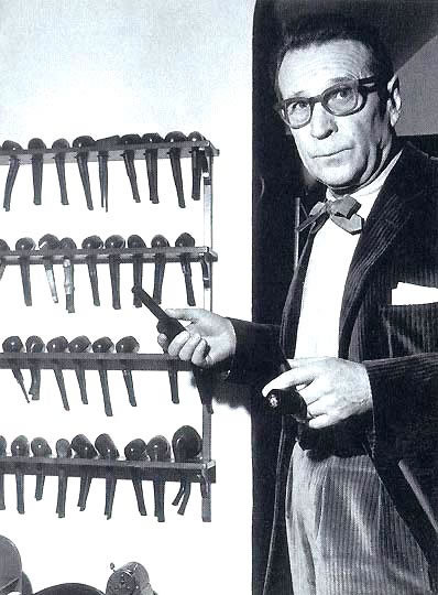 George Simenon con sus pipas