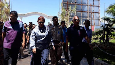 Menteri Susi Pudjiastuti Tenggelamkan 8 Kapal di Bitung