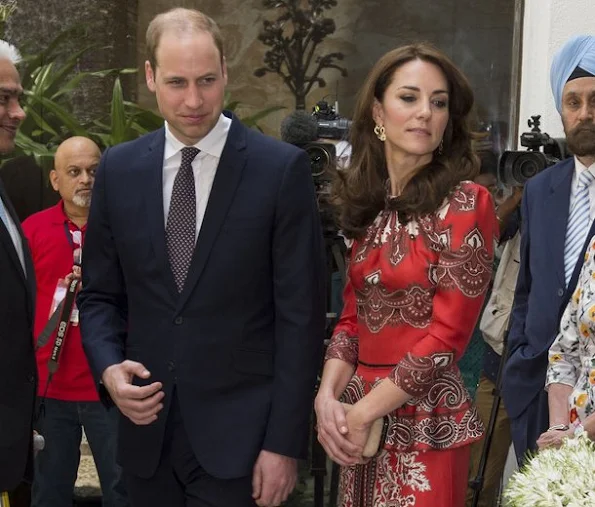 Kate Middleton and Prince William lay a wreath at Taj Hotel, scene of Mumbai terror attacks